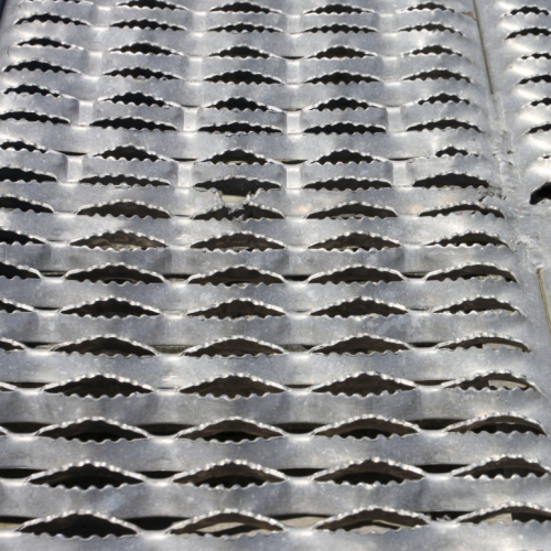 Diamond-strut Safety Grating
